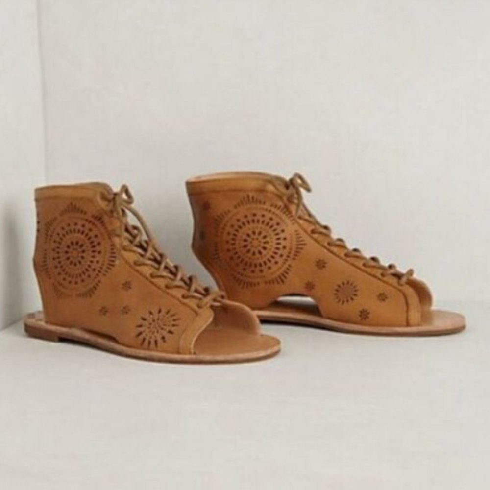 NIB SIZE US7&8 Koolaburra FION Laser cut leather Boots sandal in Chestnut